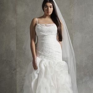 BNWT Vera Wang White Collection size 22W w/cathedral veil